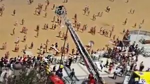 Espectacular rescate en La Concha: los bomberos recuperan en grúa a una mujer atrapada en la playa
