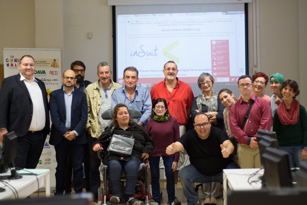 Miembros de las entidades participantes al taller uso herramientas inSuit en Valencia Activa con el técnico responsable de la empresa Daas Group  que imparte el curso